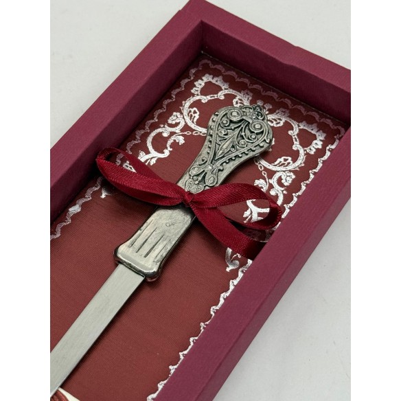 Tagliacarte Classico in Metallo con Manico Decorato - Confezione Bordeaux